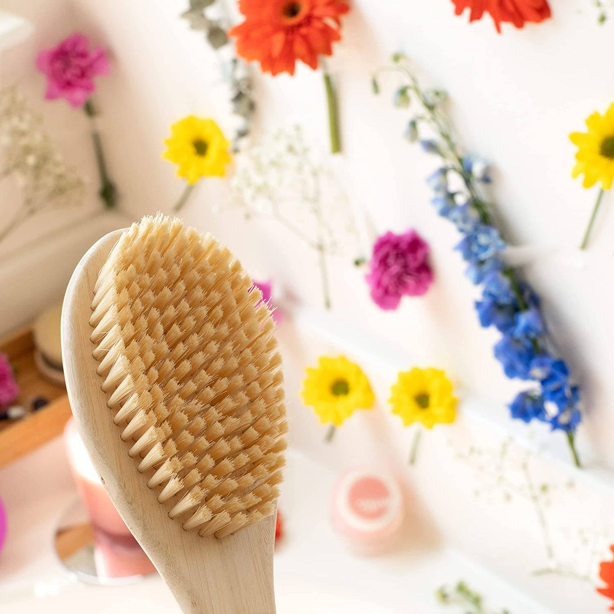 EcoTools Cepillo de baño de cerdas suaves, cepillo de ducha de mango largo, exfoliante suave para la espalda y el cuerpo