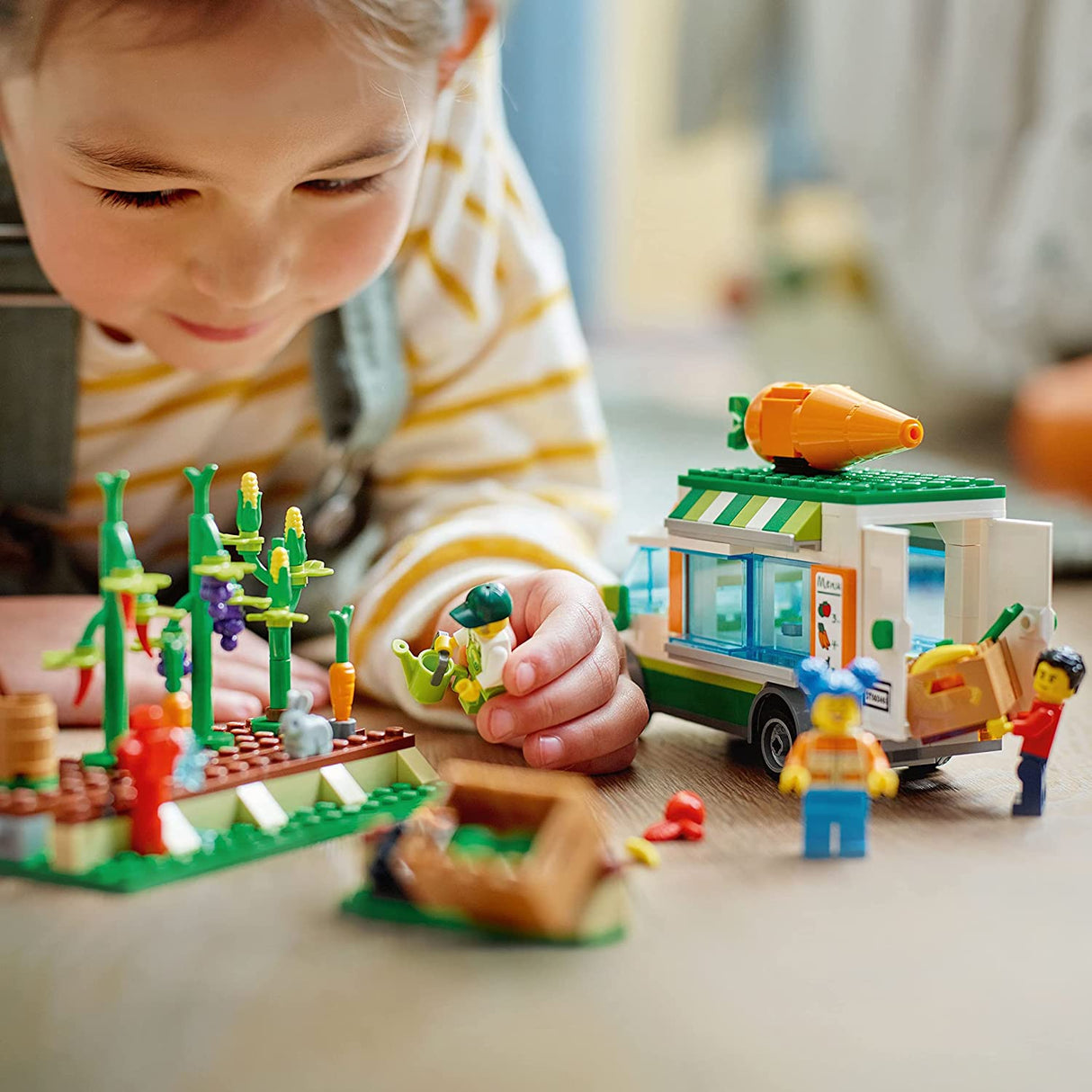 LEGO City Farmers Market Van 60345 Juego de juguetes de construcción para niños, niños y niñas a partir de 5 años Juego de tienda de granja móvil con 3 minifiguras (310 piezas)