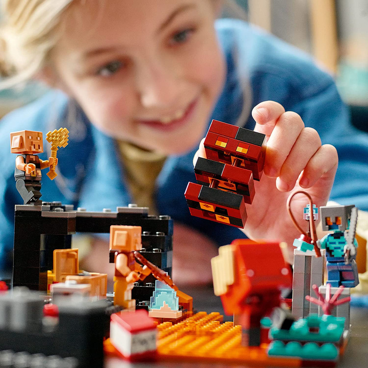 LEGO Minecraft The Nether Bastion 21185 Juego de juguetes de construcción para niños, niños y niñas a partir de 8 años; Incluye 2 zombis y un cazador de zombis; Regalo divertido para juegos (300 piezas), multicolor