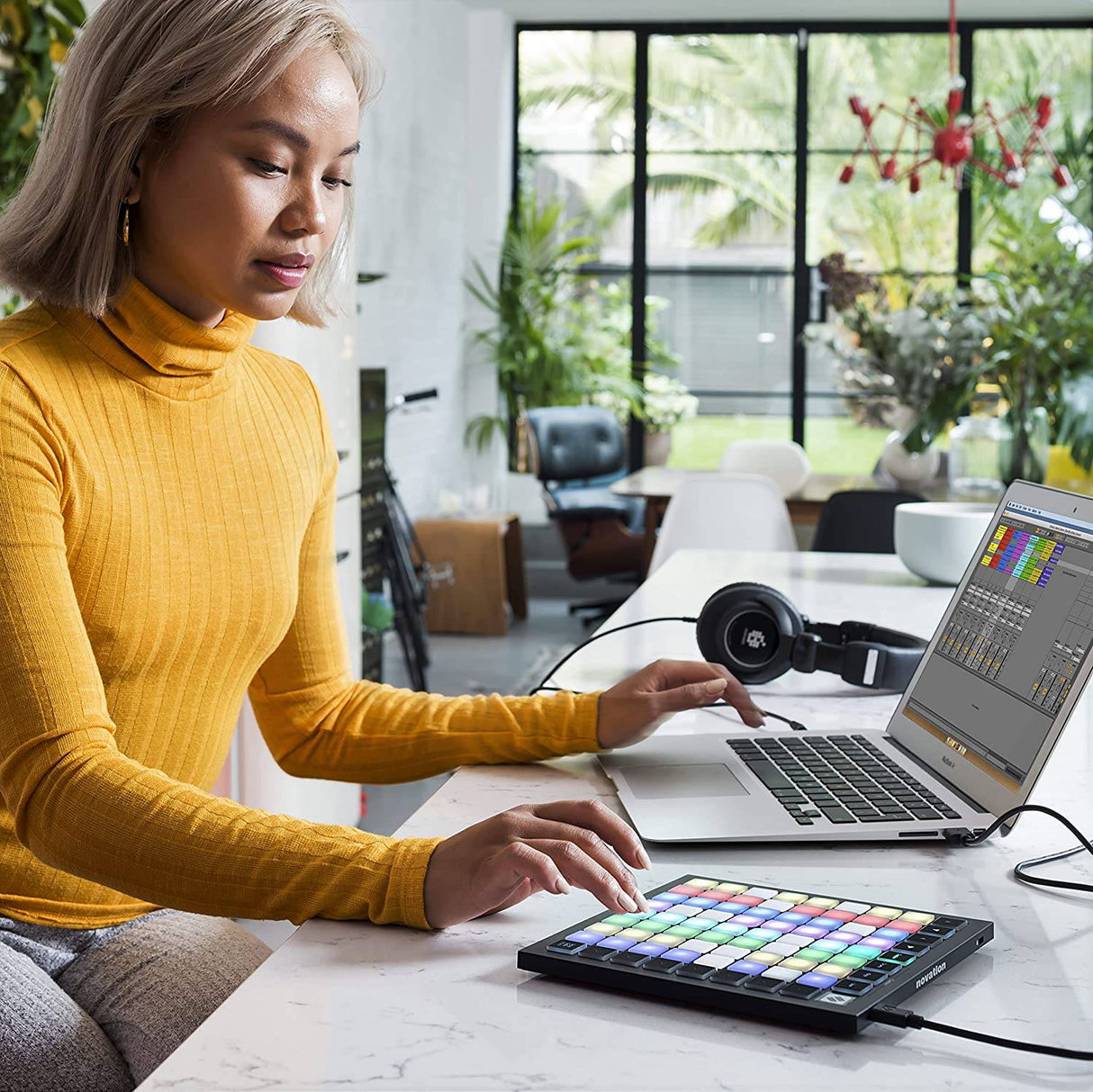 Novation Launchpad Mini [MK3] — Controlador MIDI portátil de 64 pads, controlador de rejilla USB para actuaciones de Ableton Live y Logic Pro