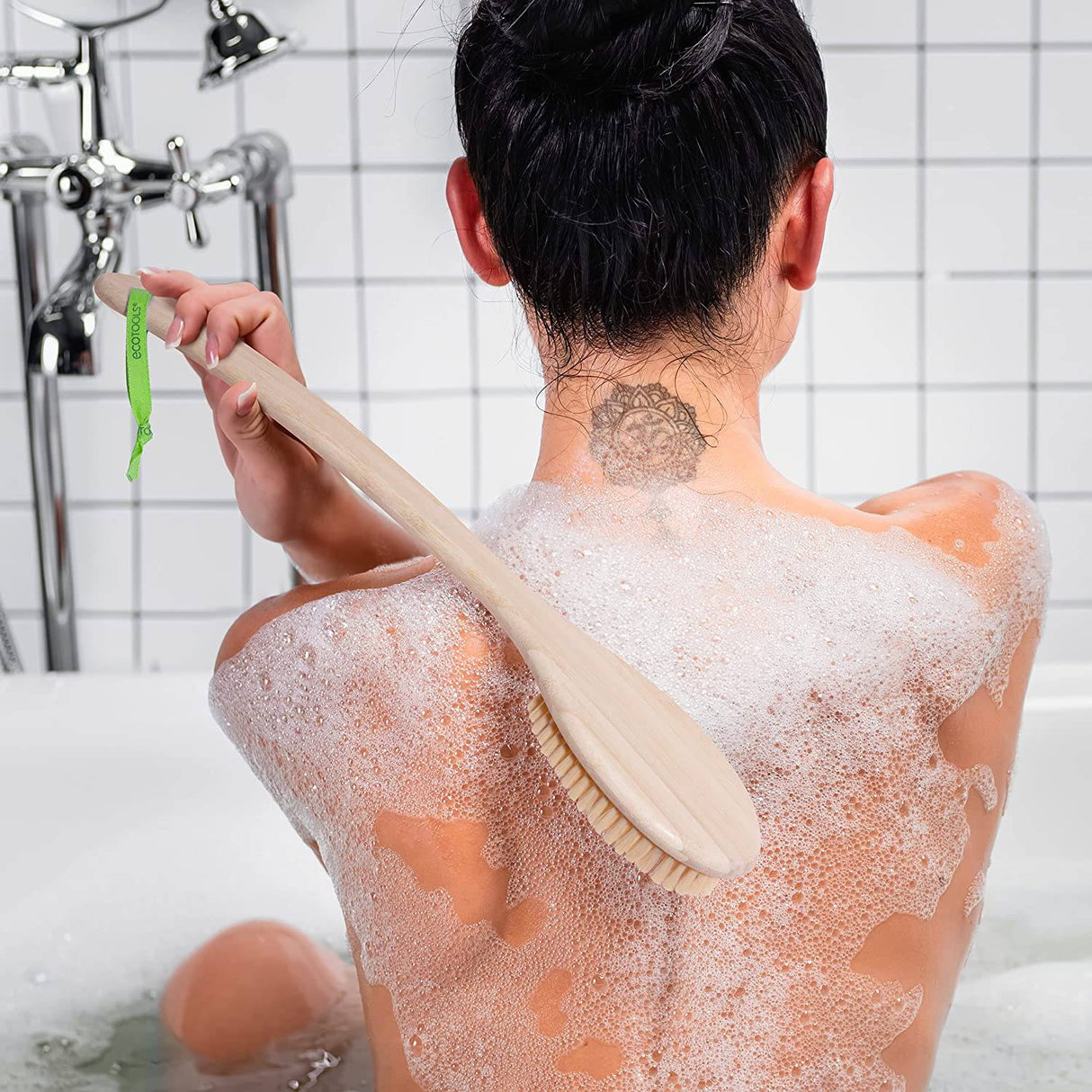 EcoTools Cepillo de baño de cerdas suaves, cepillo de ducha de mango largo, exfoliante suave para la espalda y el cuerpo