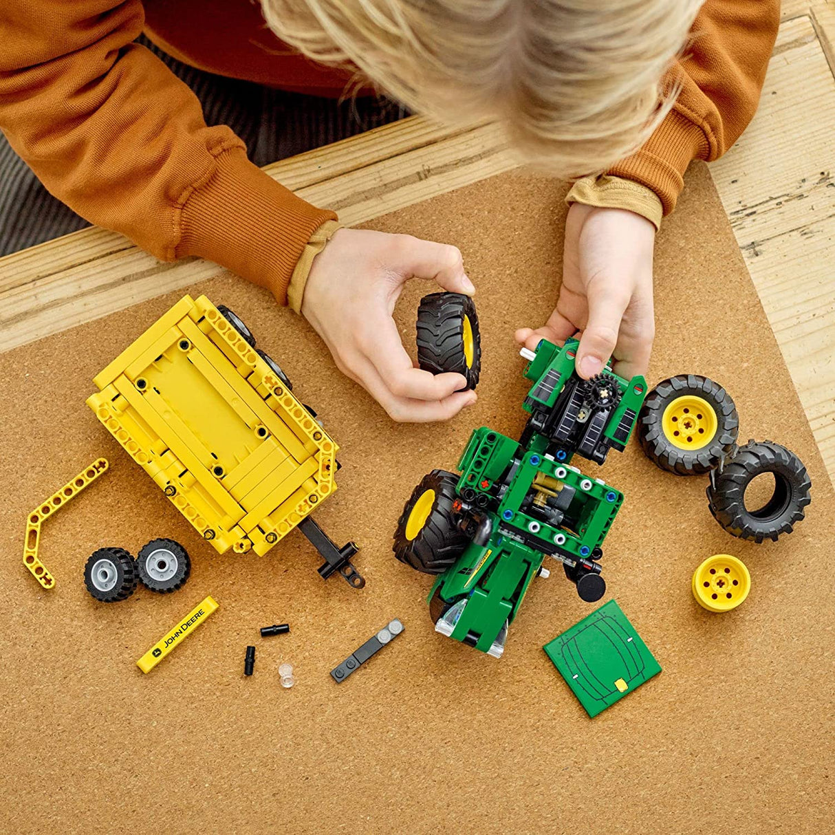 LEGO Technic John Deere 9620R 4WD Tractor 42136  (390 piezas)