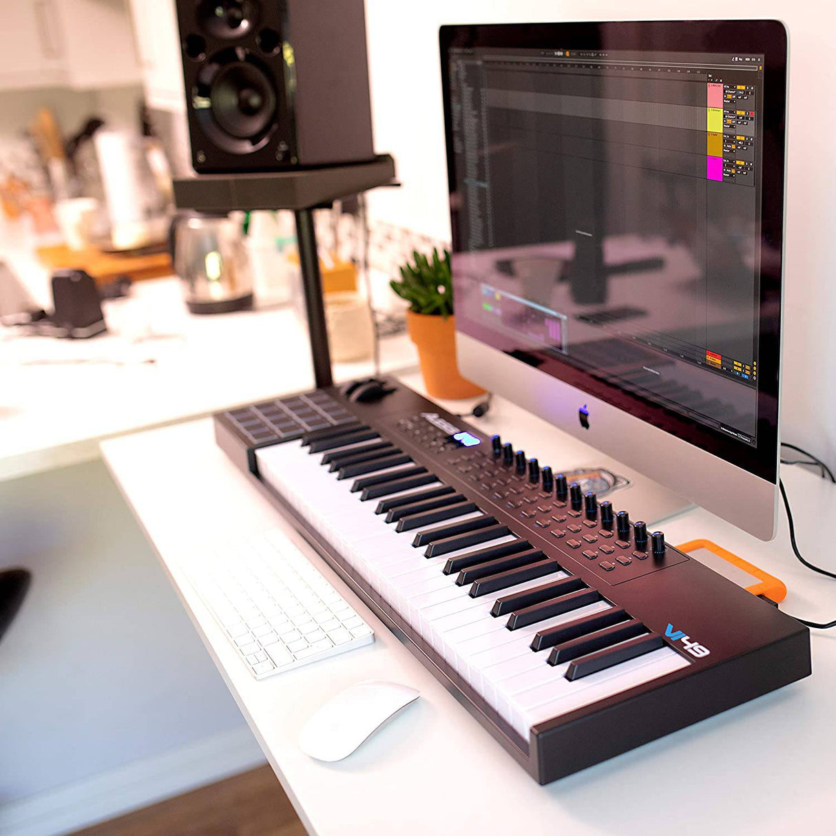 Alesis VI49 - Controlador de teclado MIDI USB de 49 teclas con 16 pads de batería, 12 perillas asignables, 36 botones y salida MIDI de 5 pines, software de producción incluido
