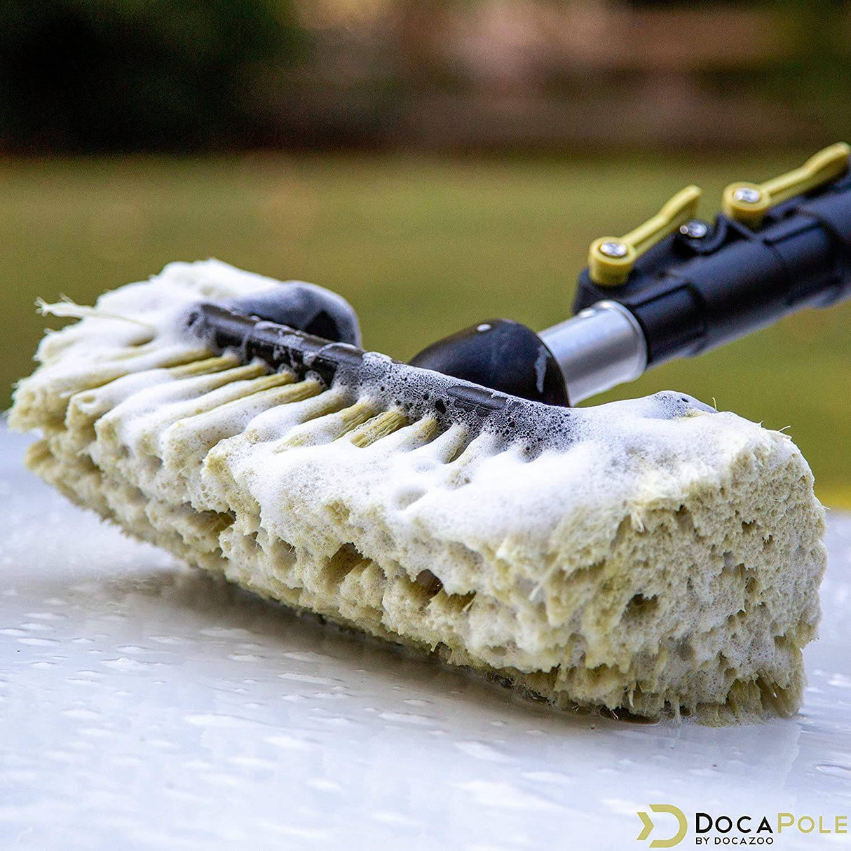 DocaPole - Accesorio para poste de extensión de cepillo de fregar y lavado de autos con cerdas suaves (10") para cubierta, camión, bote, RV, revestimiento de casa, seguro con agua (poste de mango largo, no incluido)
