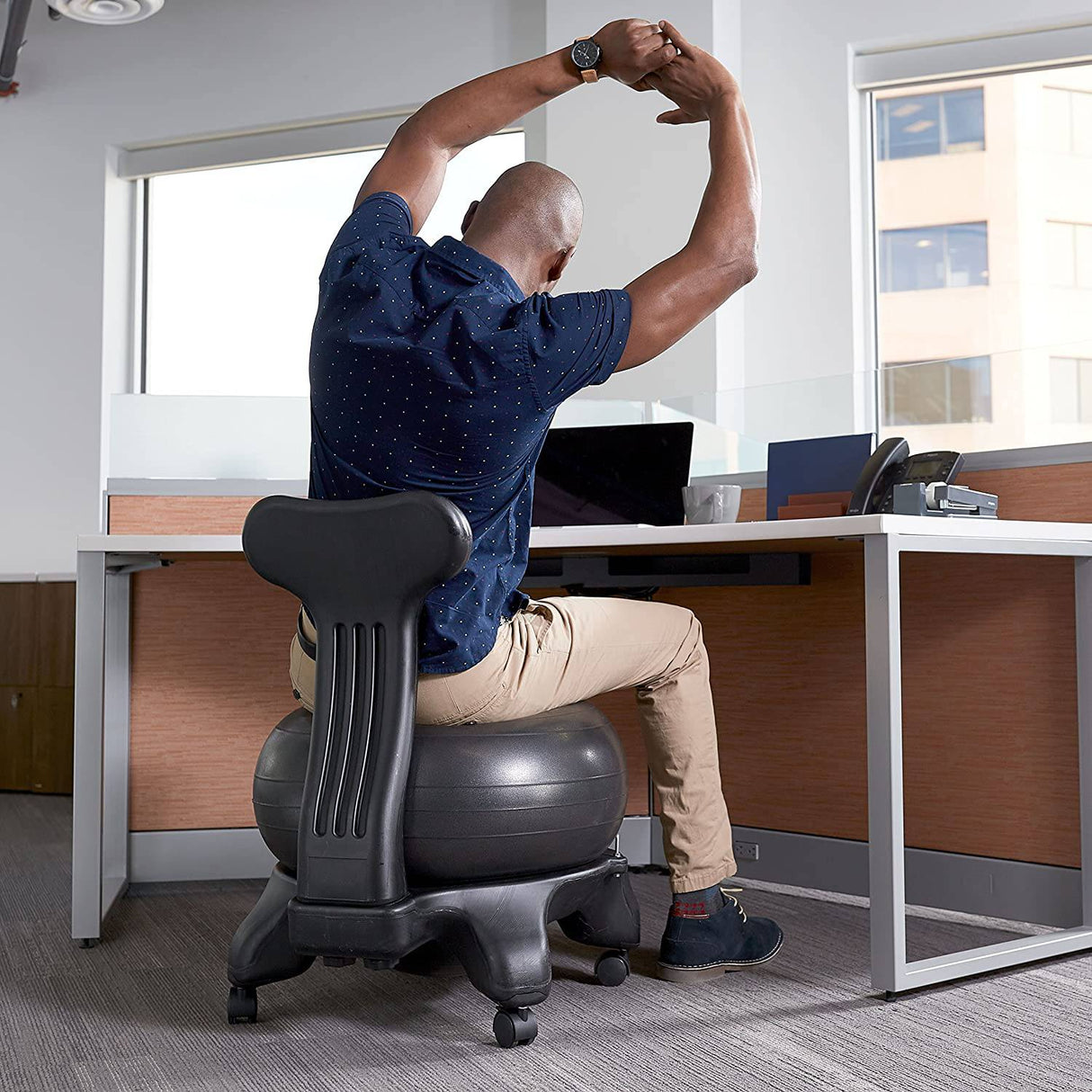 Gaiam Classic Balance Ball Chair - Silla ergonómica premium para el hogar y la oficina con bomba de aire, guía de ejercicios