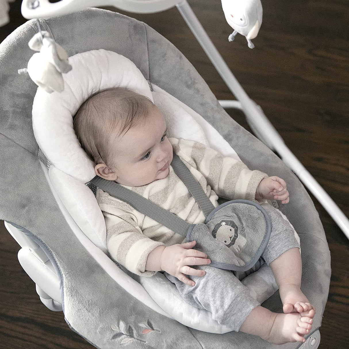 Ingenuity InLighten Baby Swing - Tela de malla fresca, vibraciones, asiento giratorio para bebés, sonidos de la naturaleza, móvil motorizado iluminado - Braden - DIGVICE MX