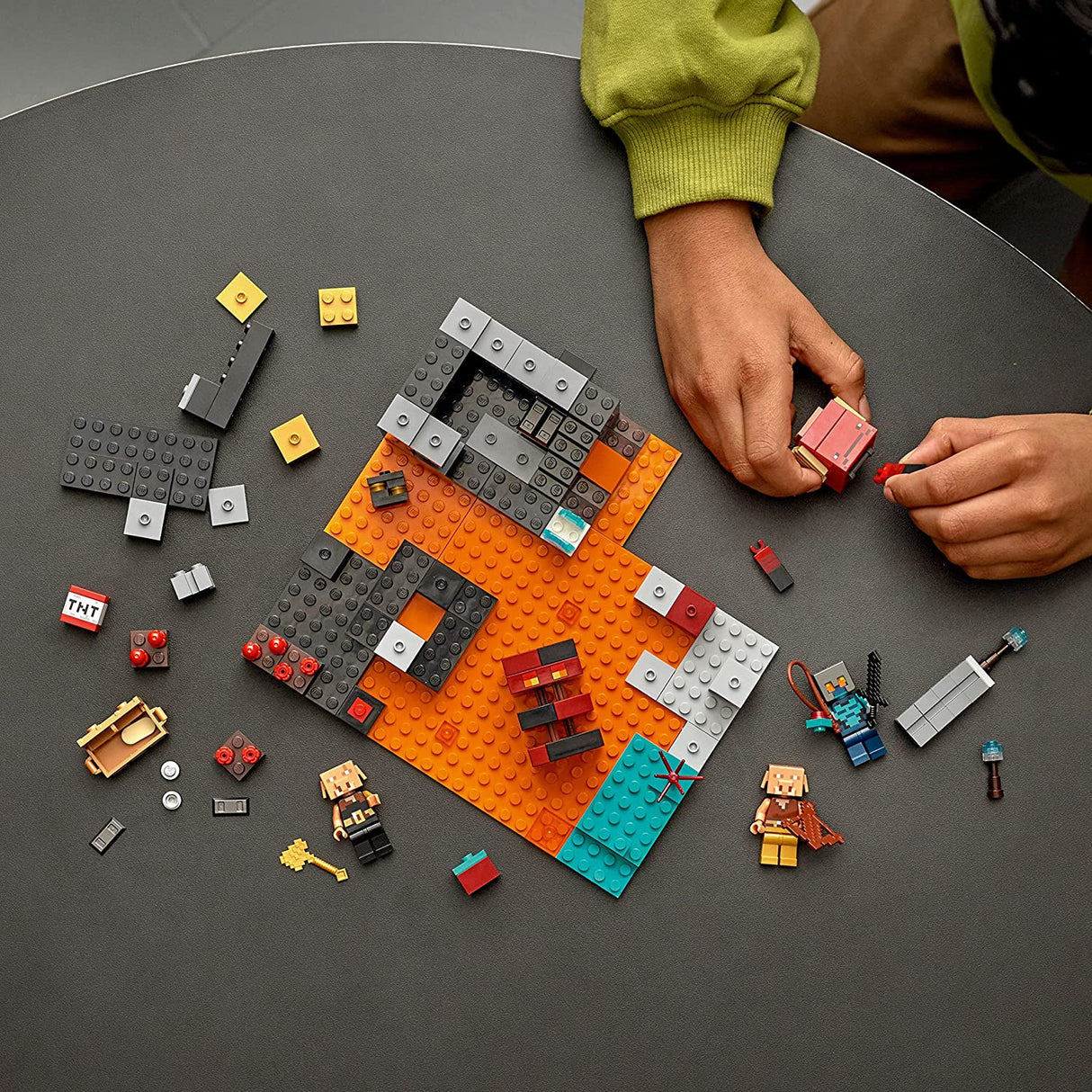LEGO Minecraft The Nether Bastion 21185 Juego de juguetes de construcción para niños, niños y niñas a partir de 8 años; Incluye 2 zombis y un cazador de zombis; Regalo divertido para juegos (300 piezas), multicolor