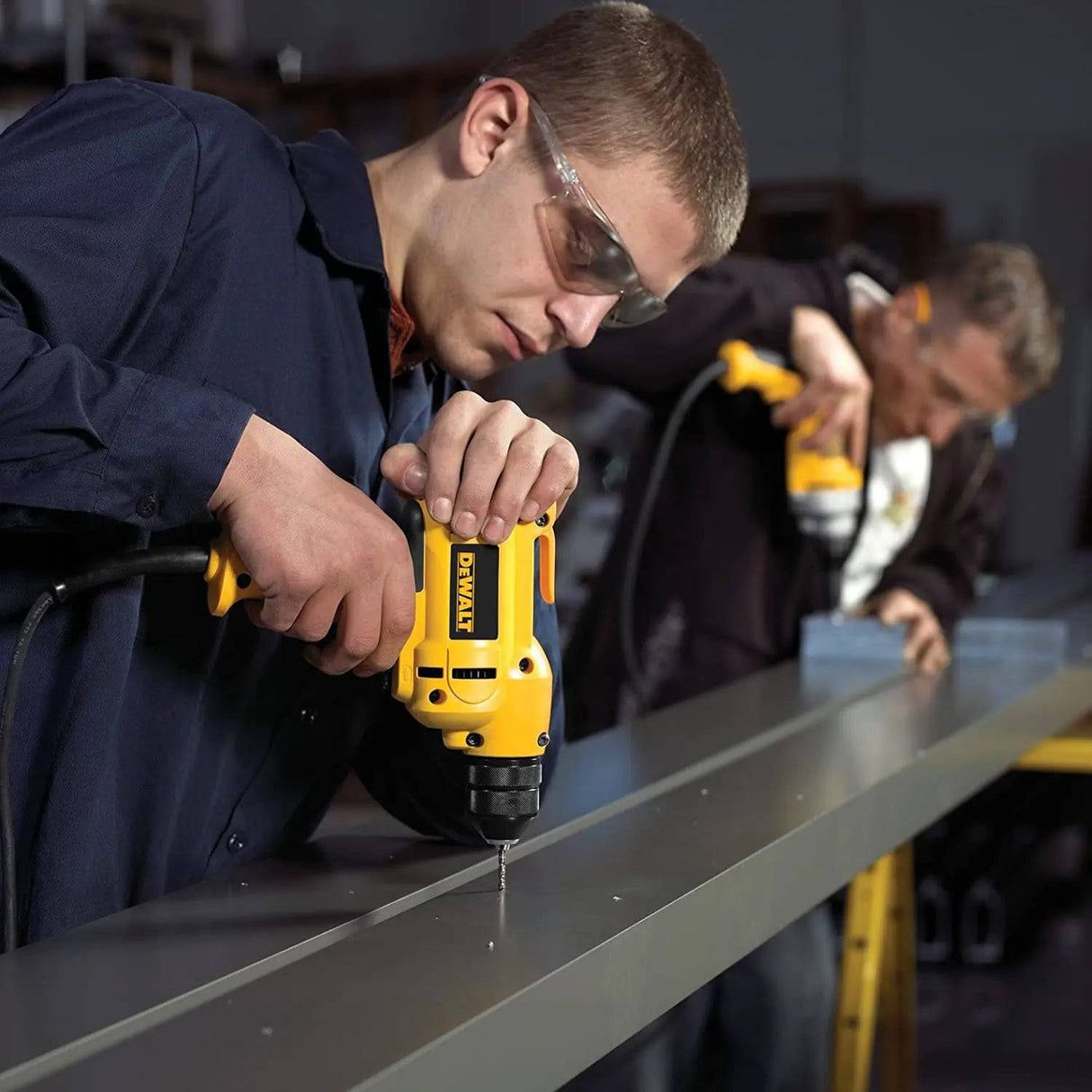 Taladro DeWalt DWD115K, 8 amperios, 3/8-pulgadas, VSR, mango en el medio, kit con portabrocas sin llave - DIGVICE MX