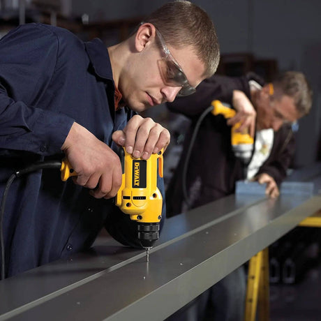 Taladro DeWalt DWD115K, 8 amperios, 3/8-pulgadas, VSR, mango en el medio, kit con portabrocas sin llave - DIGVICE MX