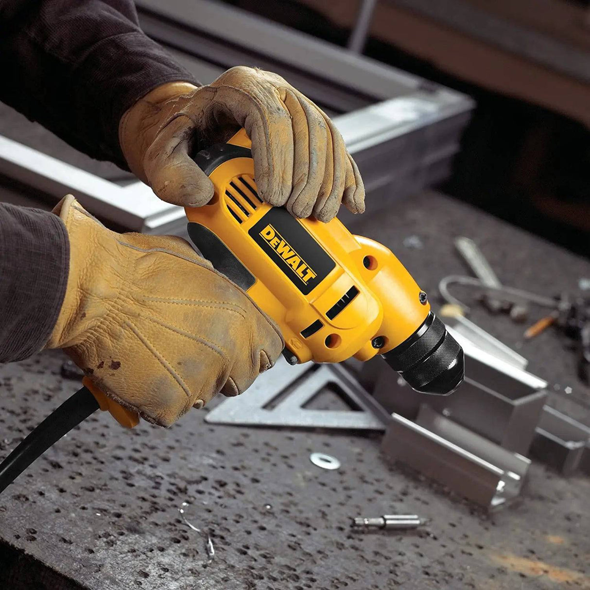 Taladro DeWalt DWD115K, 8 amperios, 3/8-pulgadas, VSR, mango en el medio, kit con portabrocas sin llave - DIGVICE MX